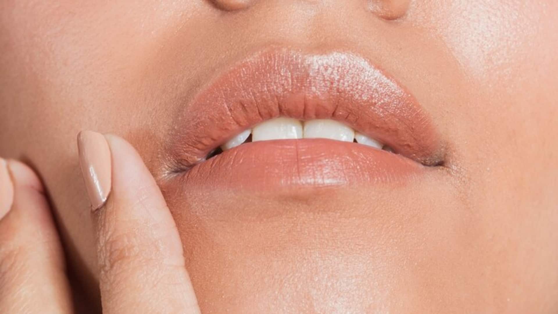 El Lip Blushing es una técnica de maquillaje semipermanente, que deja a apariencia de unos labios más voluminosos y con un color seductor, pero natural.