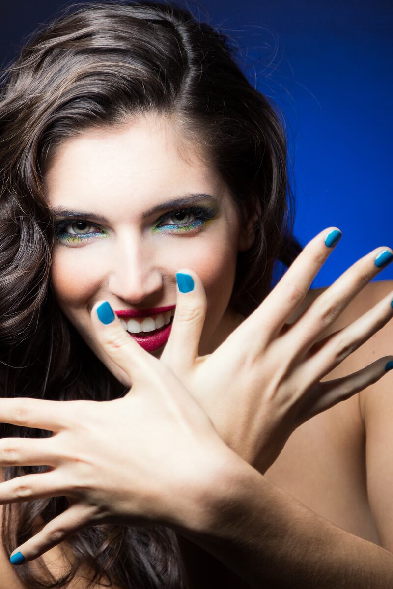 Uñas azules en tendencia.