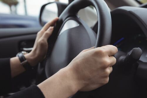 “Puedo caber en este auto”: Mujer que pesa más de 200 kilos demanda a app de viaje por negarse a llevarla