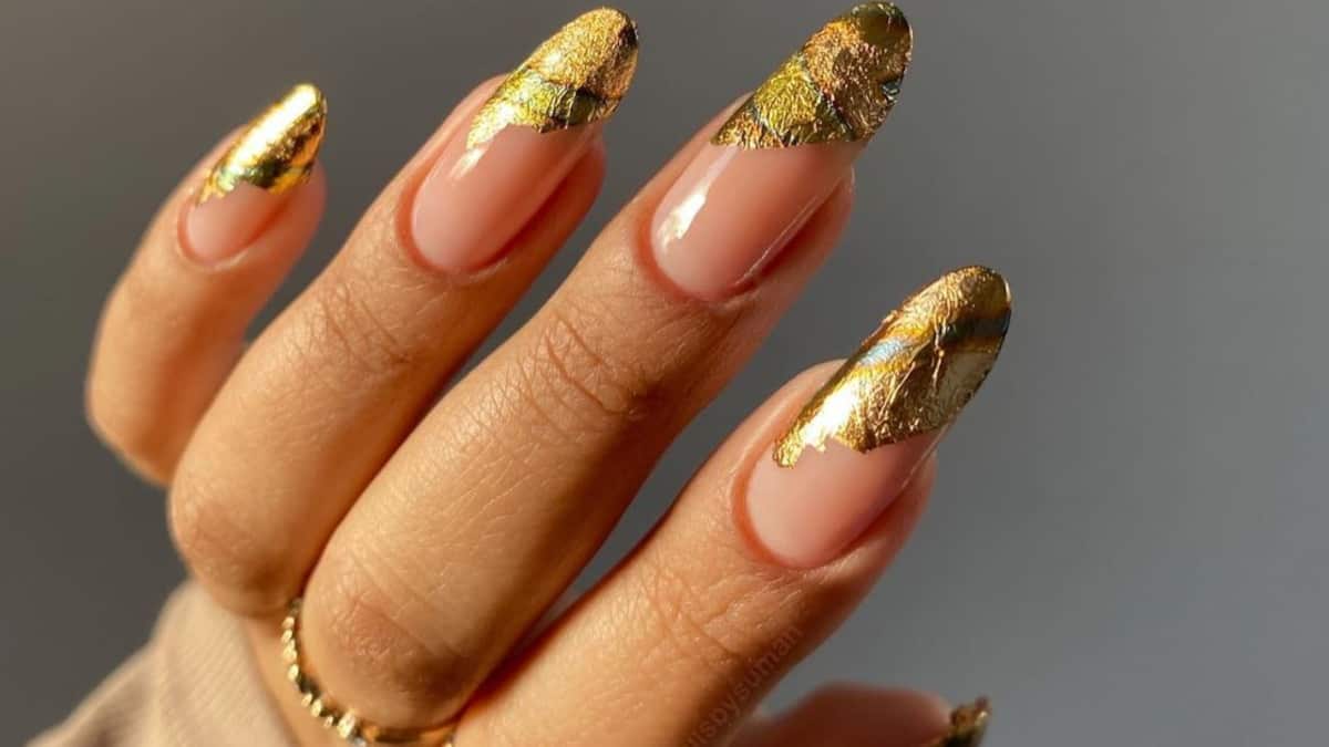 La manicura con hoja de oro es una elección infalible para triunfar en estilo durante la temporada decembrina