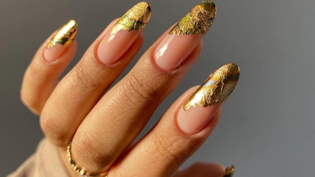 La manicura con hoja de oro es una elección infalible para triunfar en estilo durante la temporada decembrina