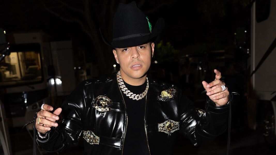 El vocalista del Grupo Firme confesó que se siente triste por la discriminación hacia su música.