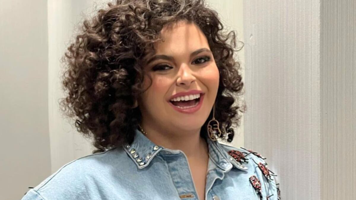 Lucero Mijares desató furor con su look de jeans y blazer.