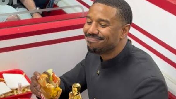 Michael B. Jordan comiendo una hamburguesa después de ganar el Oscar.