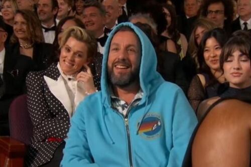 Adam Sandler se viraliza en redes por disruptivo atuendo que lució en los Premios Oscar: “A mí me gusta”