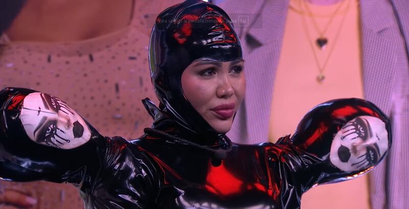 Vestido de dos cabezas de Yina Calderón en 'La casa de los famosos Colombia 2'