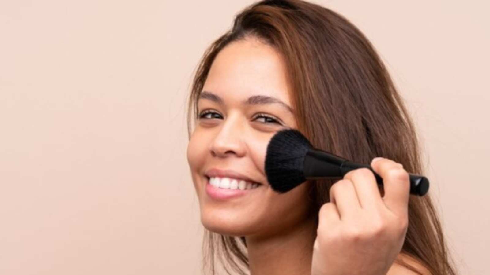 Cómo aplicar el rubor para parecer más joven