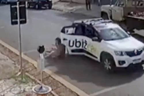 VIDEO: Mujer se lanzó de un taxi en movimiento para evitar pagar el viaje