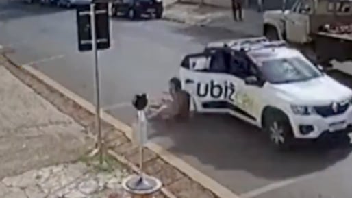 VIDEO: Mujer se lanzó de un taxi en movimiento para evitar pagar el viaje - Fuente: Video de X