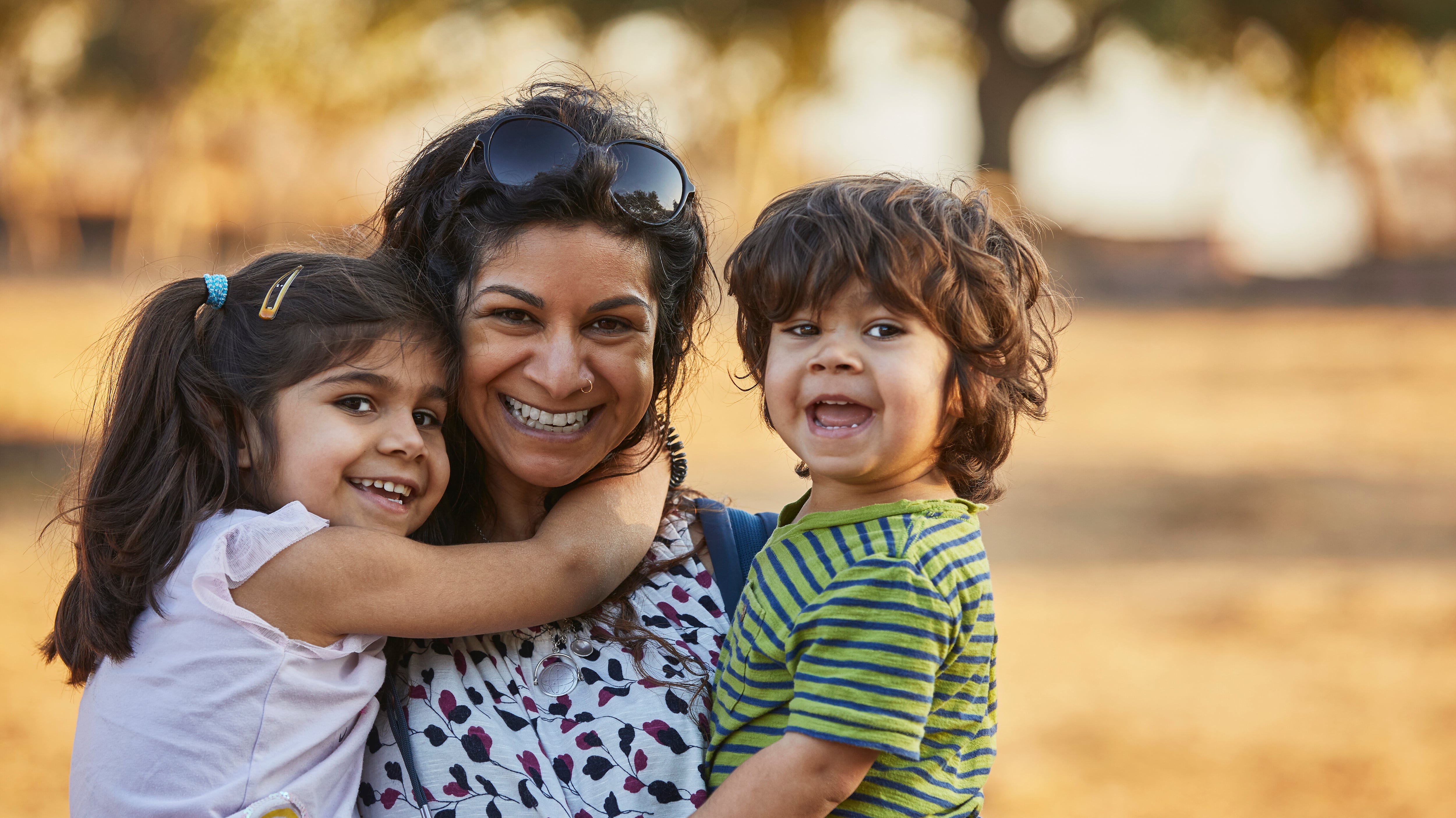 Madre con hijos pequeños