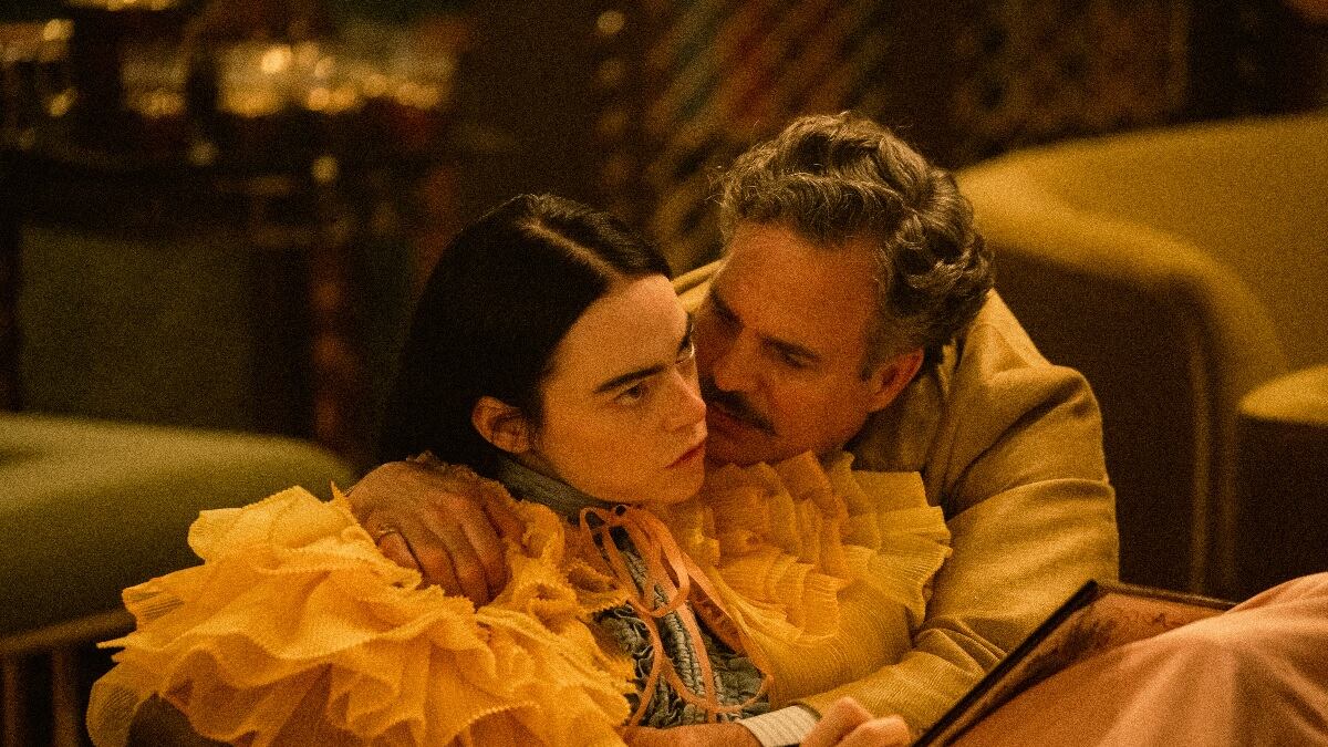 Emma Stone y Mark Ruffalo en Poor Things