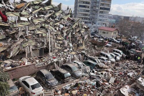 La historia detrás de la desgarradora foto del padre que toma la mano de su hija bajo los escombros en Turquía
