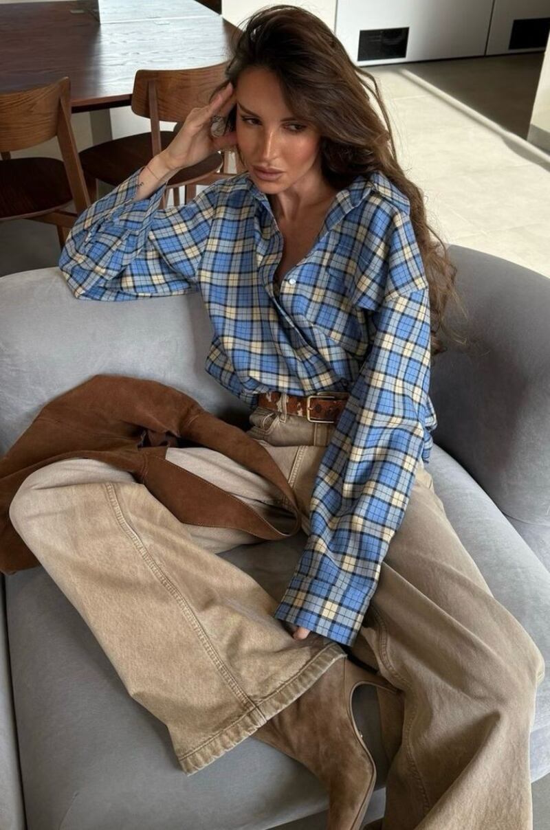 Las camisas de estilo grunge serán tendencia y así se usan.