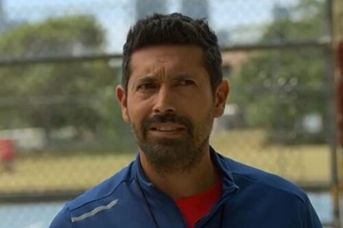 Profesor de educación física chileno actúa en serie australiana con la camiseta de la U: “Es uno de mis principales lazos con Chile”