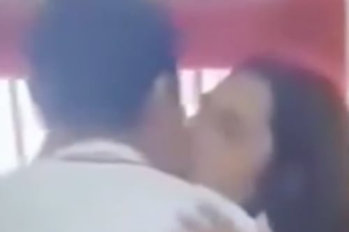 Profesora besó a un alumno frente a sus compañeros en México