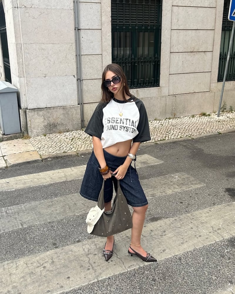 ¿Qué es una camiseta ‘raglan’? La nueva tendencia que promete un cambio chic y fresco a tu look