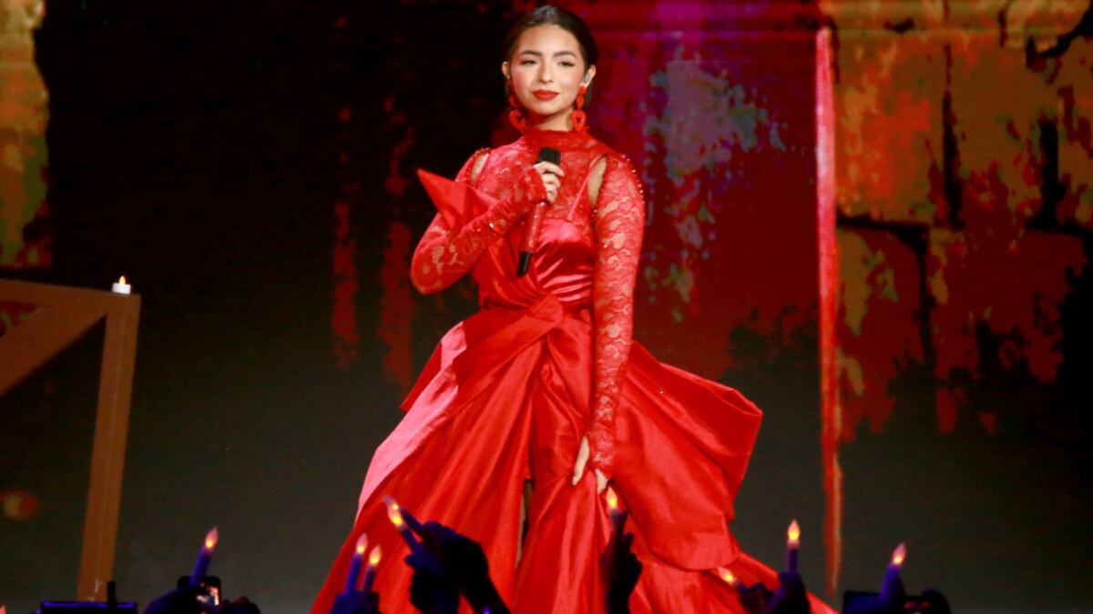 Ángela Aguilar fue cuestionada sobre sus curvas y así reaccionó.