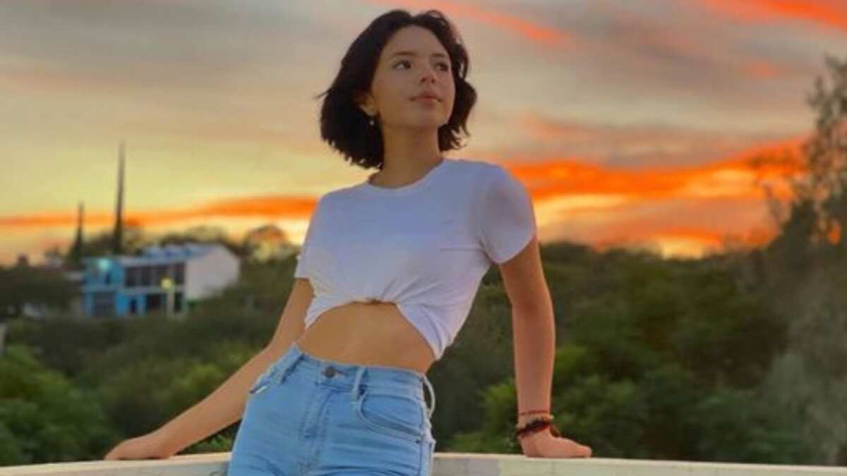 Ángela Aguilar  luce los jeans perfectos para mujeres bajitas
