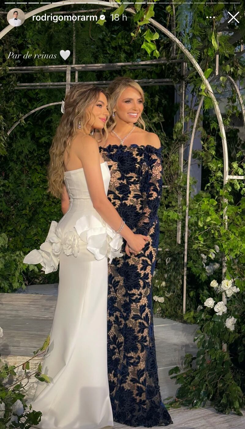 Sofía Castro junto a su madre Angélica Rivera