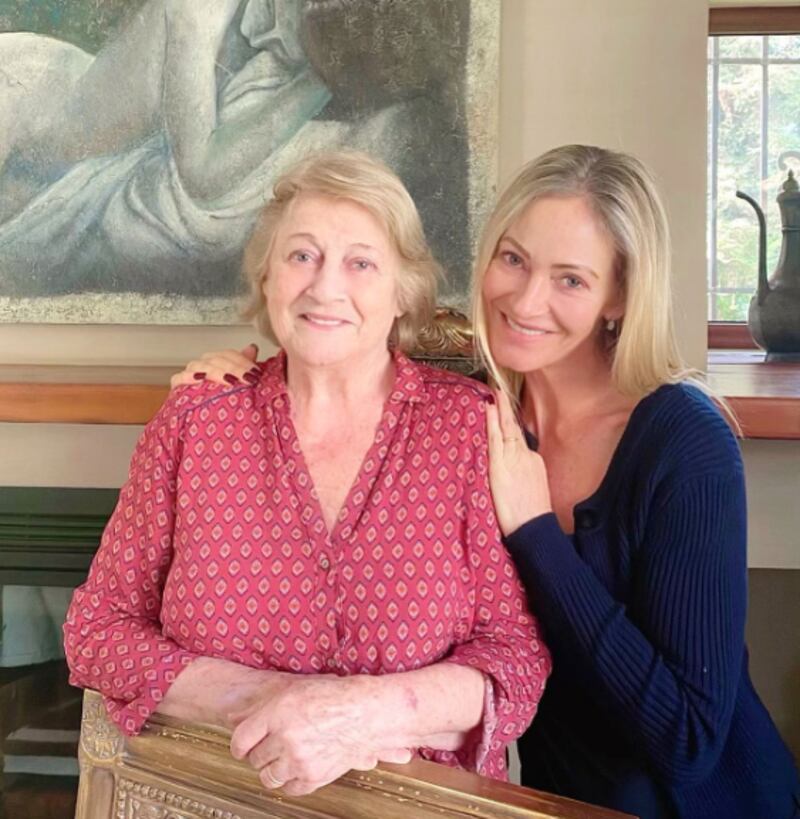 Marcela Vacarezza junto a su madre