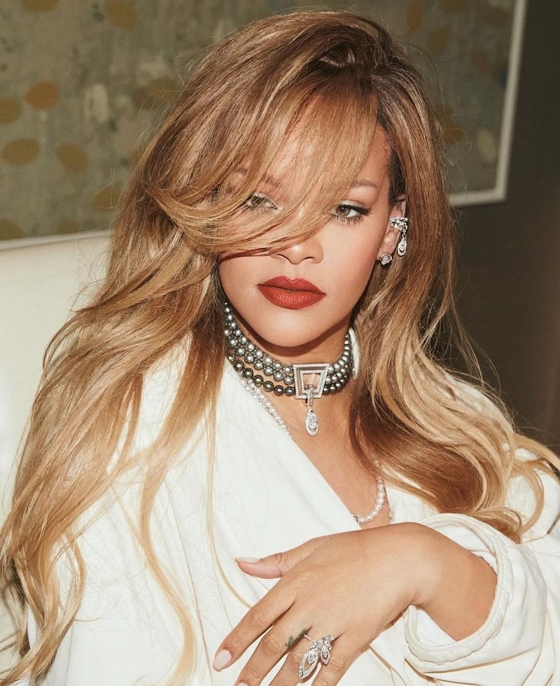 A manicure de Rihanna é perfeita para copiarmos nesse verão