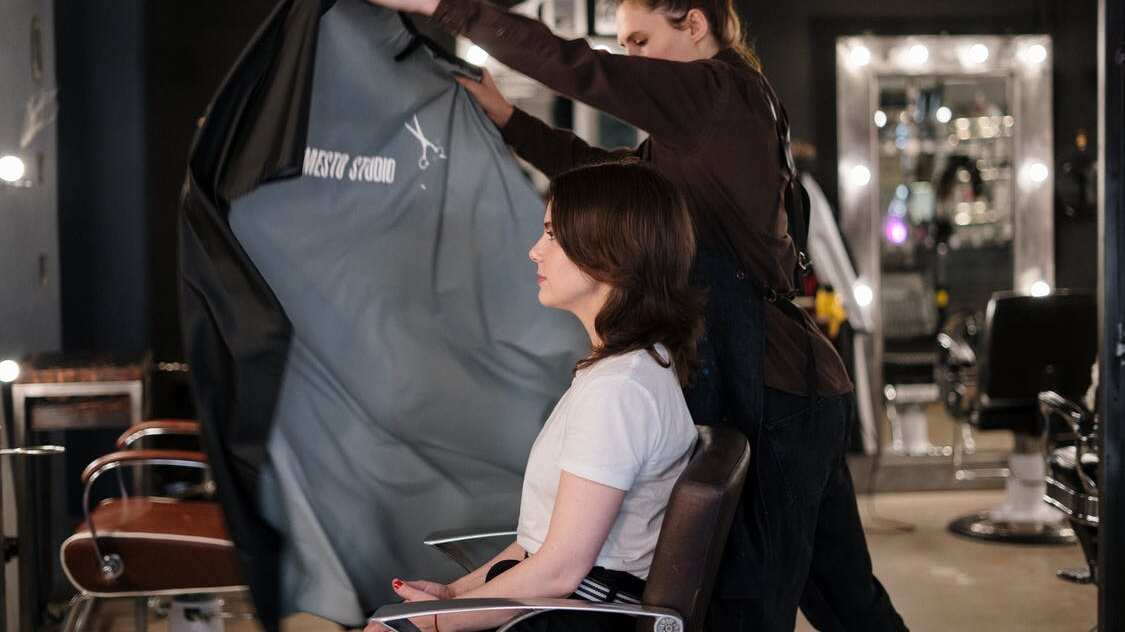 si tienes 40 y quieres cambiar el corte de tu cabello, te dejamos 3 alternativas de corte midi perfectos para las mujeres de 40. Te darán un estilo chic y rejuvenecedor.