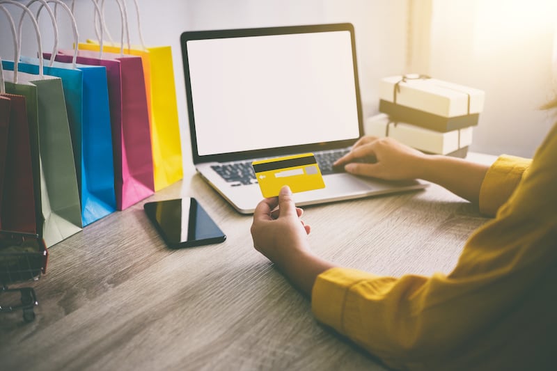 Comprar sin gastar: la nueva tendencia digital que desafía el consumo impulsivo