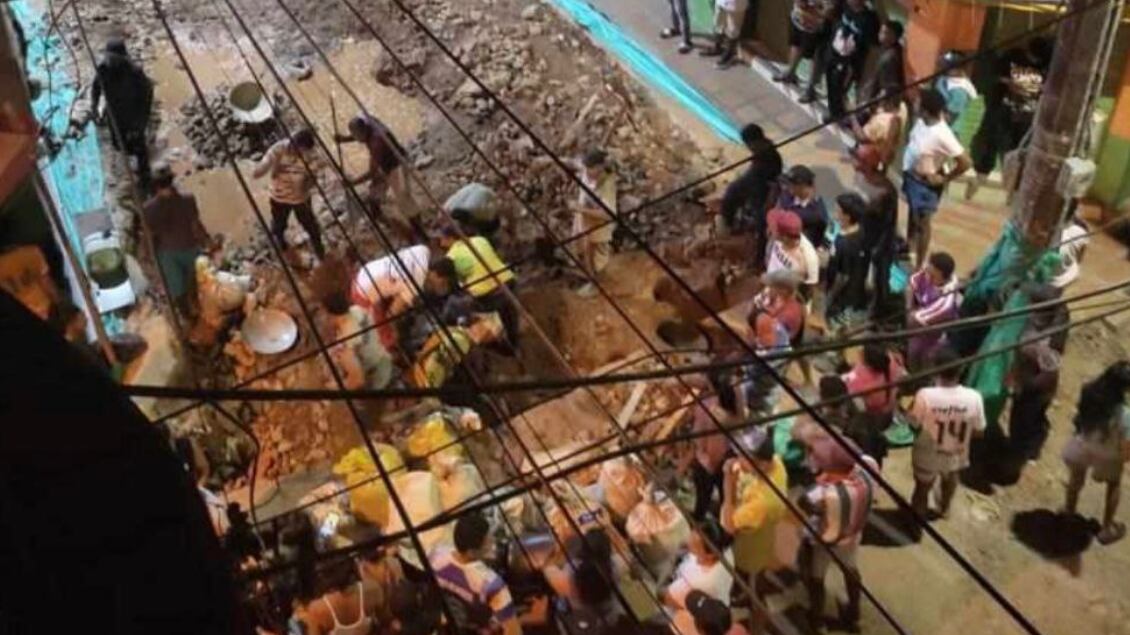 Vecinos buscan oro en calle