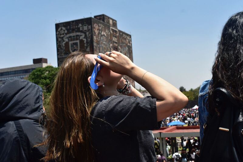 Personas se reunieron para apreciar el evento astronómico de este 8 de abril. (Publimetro)