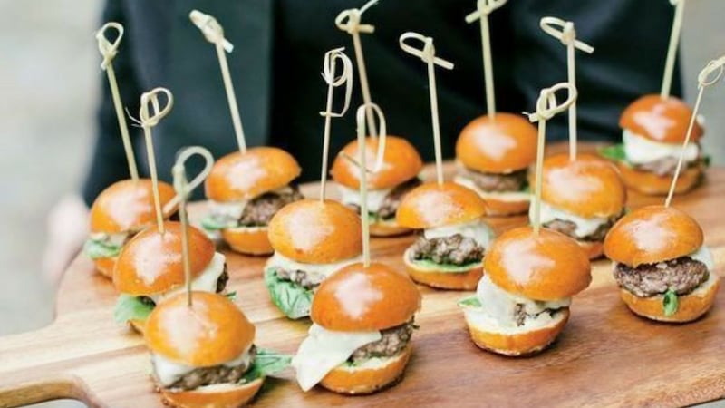 Mini hamburguesas, el snack que debes preparar en tus reuniones