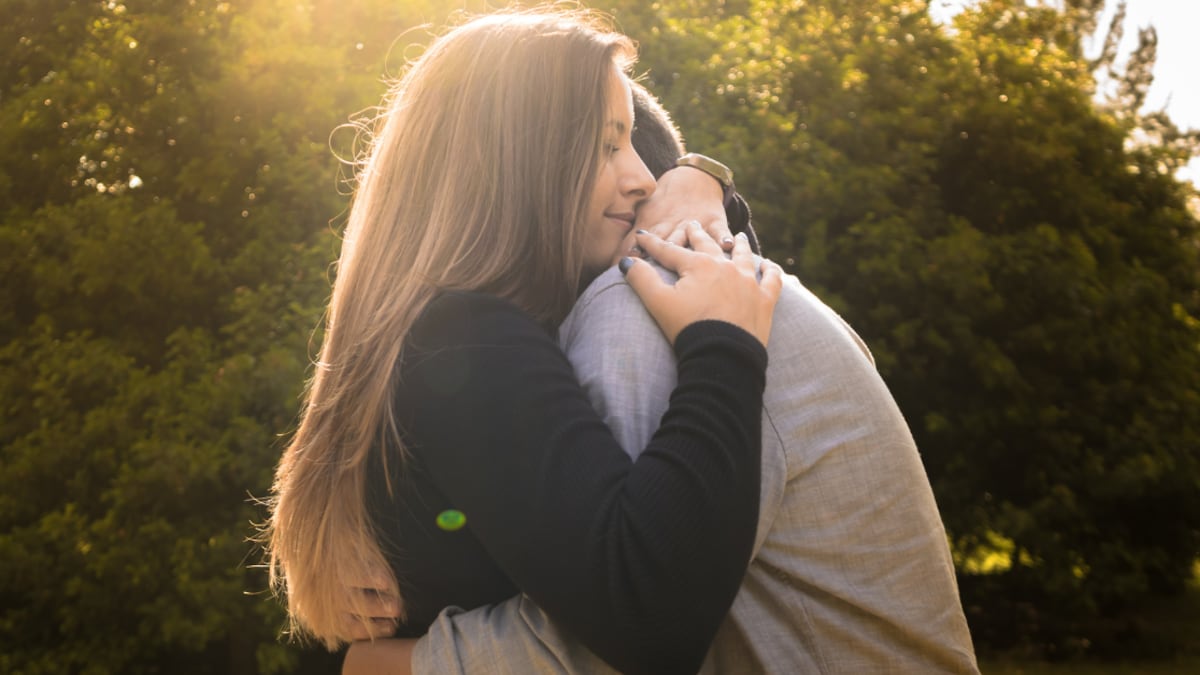 ¿Qué significa cuando un hombre te aprieta contra él?