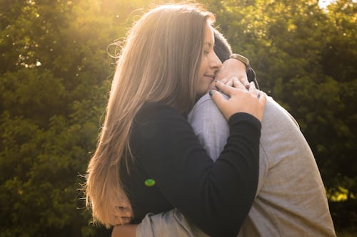 ¿Qué significa cuando un hombre te aprieta contra él?