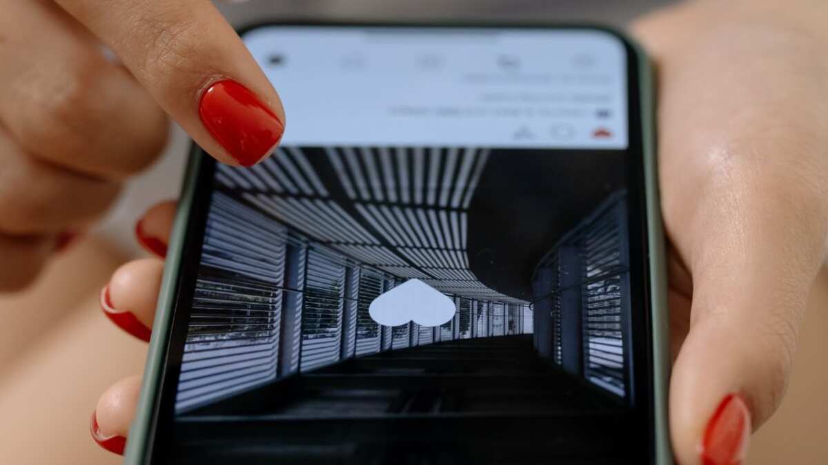 ¿Si mi pareja le da like a otra publicación, me está siendo infiel?