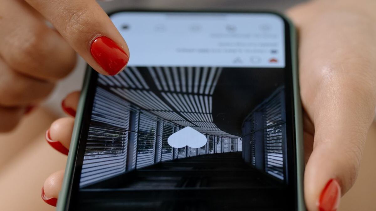 ¿Si mi pareja le da like a otra publicación, me está siendo infiel?