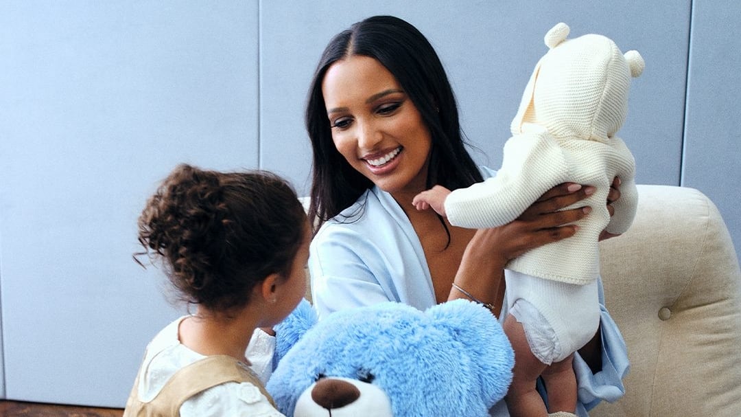 Jasmine Tookes con sus hijos