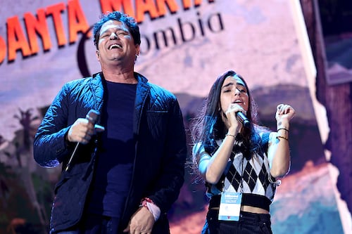 Hija de Carlos Vives presenta a su novia tras impactar en los Latin Grammy por su belleza ¿Quién es?