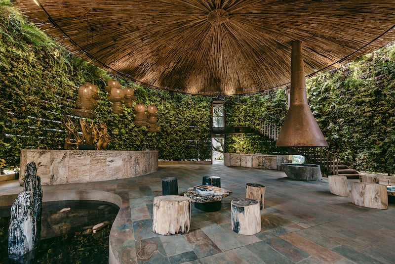 Un lobby que combina naturaleza y arquitectura sostenible