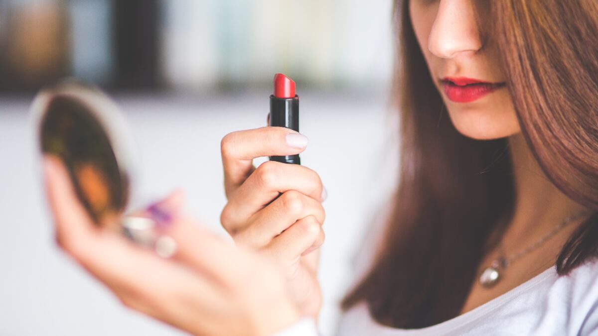 Aquí te ayudamos a identificar los errores de maquillaje que podrían sumarte años.