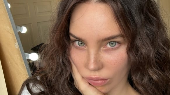 Belinda en Carlota primeras imágenes junto a Miguel Ángel Silvestre