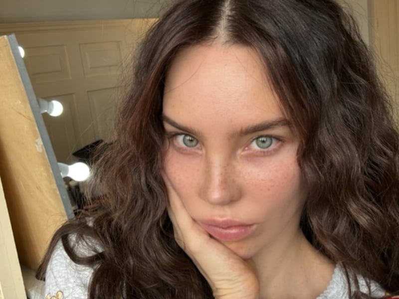 Del pop al trono: viralizan fotos de Belinda como la Emperatriz Carlota y desbordan química con Miguel Ángel Silvestre