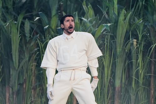 Regalo del año: ¿Dónde se puede comprar la playera del 64 que llevaba Bad Bunny en el Super Bowl?