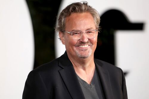 Rinden tributo in memoriam a Matthew Perry en gala de los Emmy