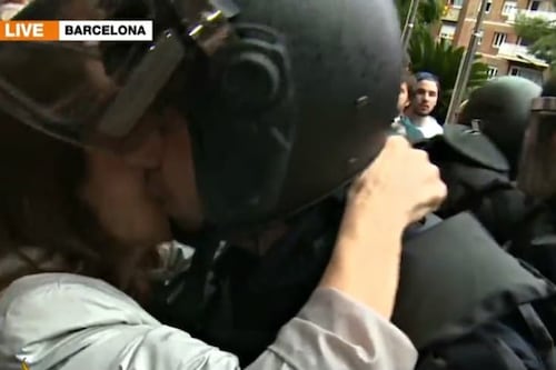 Video: El beso que una mujer le robó a un policía antidisturbios durante protestas en España