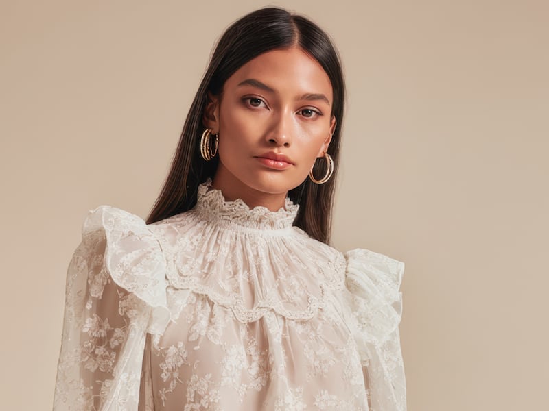 Blusas de “abuela”: la nueva tendencia que promete un estilo exquisito y sofisticado (favorece a todas)