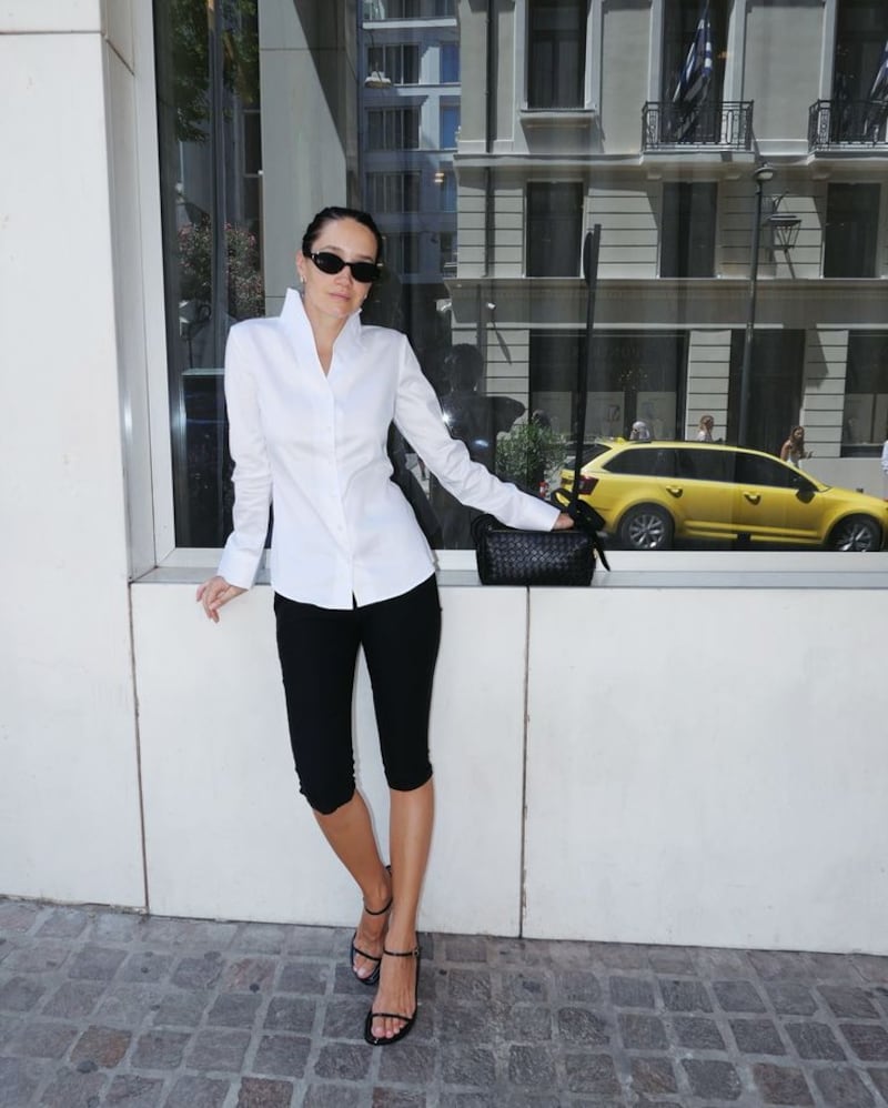 Pantalones capri con camisas blancas.