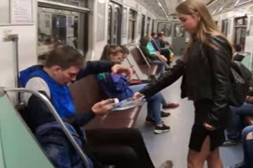 Activista lucha contra el ‘manspreading’ rociando cloro a hombres sentados en el metro