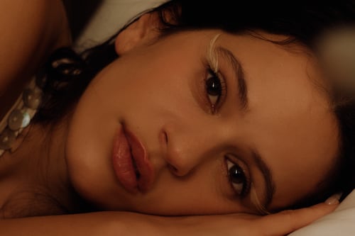 Video: Rosalía sale huyendo de una cucaracha en plena entrevista en vivo