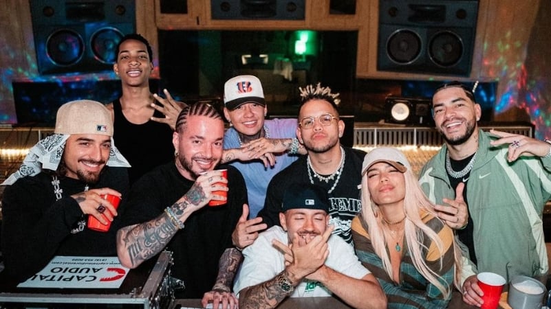 Él es DFMZ, el jóven de Buenaventura y que con solo 18 años logró cantar junto a referente del reguetón con ‘+57