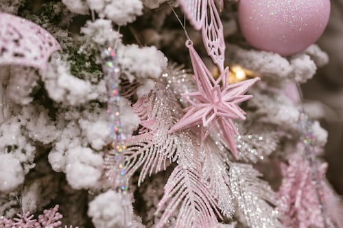 ¡Adiós al los colores tradicionales! El rosa domina la Navidad y así puedes usarlo en tus decoraciones