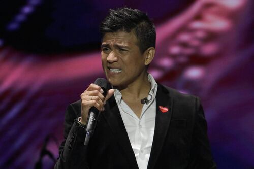 Américo protagoniza accidente de tránsito en La Florida al estrellarse contra un poste y un muro